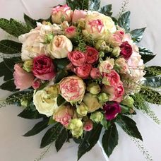 Hochzeitsfloristik in Wien , schöner Blumenstrauß mit rosa und weißen Rosen