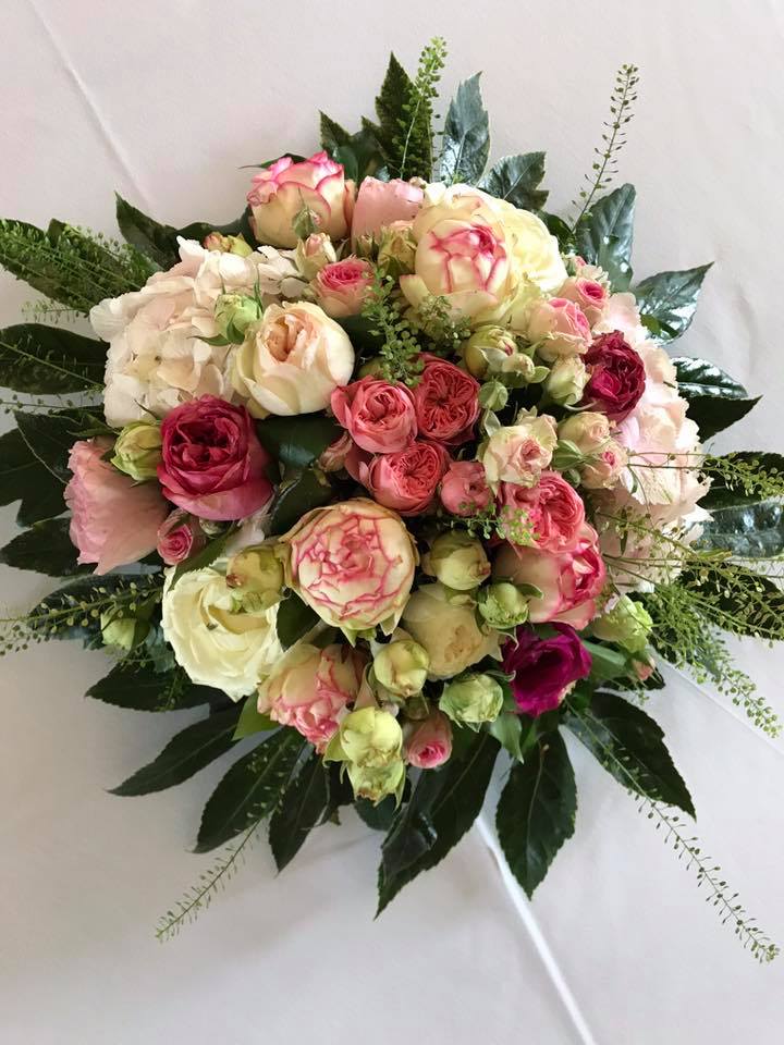 Hochzeitsfloristik in Wien , schöner Blumenstrauß mit rosa und weißen Rosen