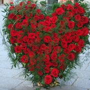 Ein Blumengebinde in Herzform als Trauerfloristik in Wien
